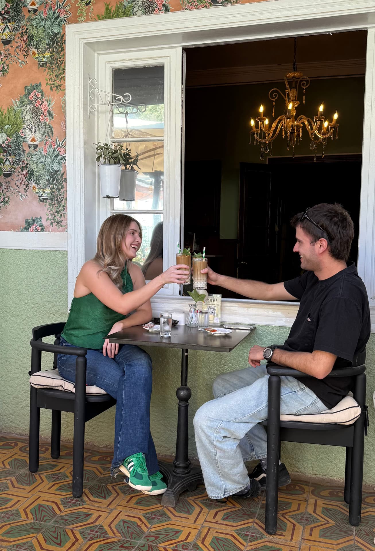 Una pareja brindando en una mesa de Caffè La Nonna