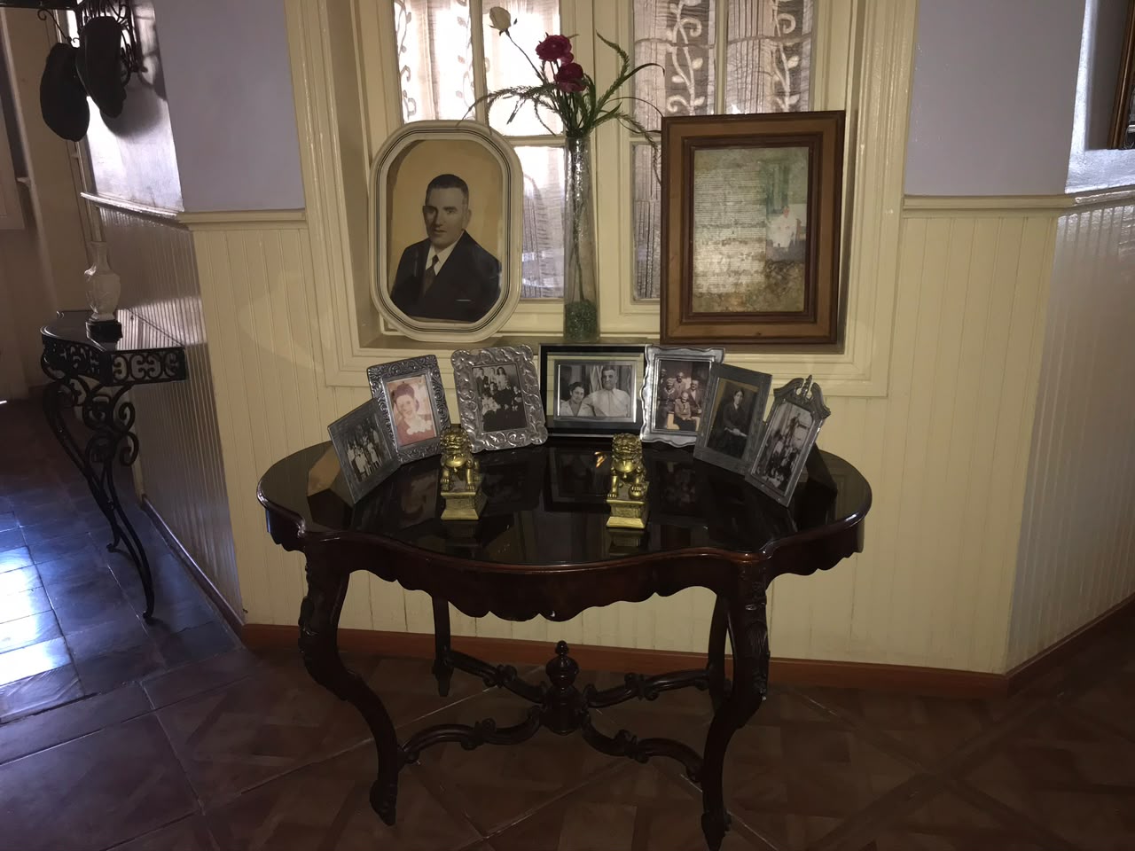 Colección de retratos familiares sobre una mesa antigua de Casa Vallereggia