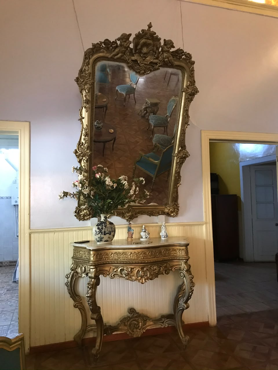 Gran espejo dorado y consola ornamentada de Casa Vallereggia
