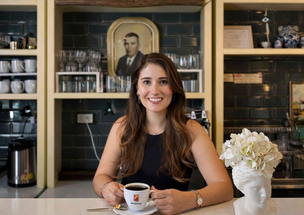 Estefanía Ghiglino en el bar de Caffè La Nonna