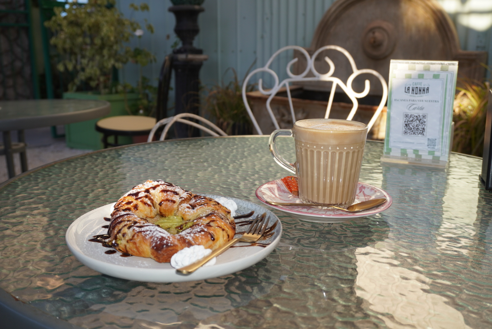 Café y pastel servidos en la terraza de Caffè La Nonna