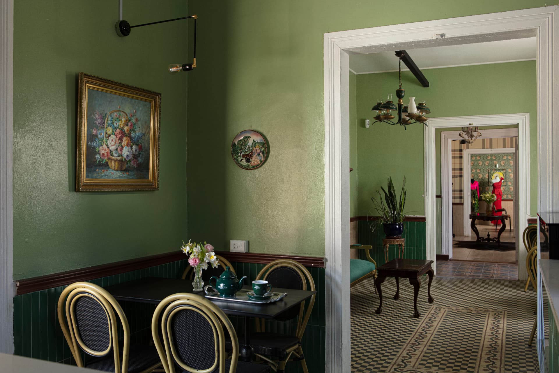 Salón verde de Casa Vallereggia con vista hacia los ambientes interiores