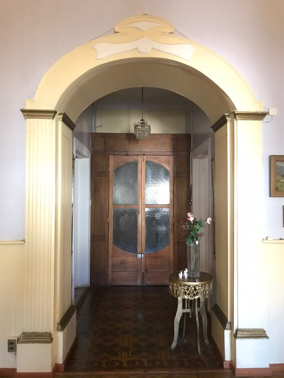 Arco interior y puerta de madera de Casa Vallereggia