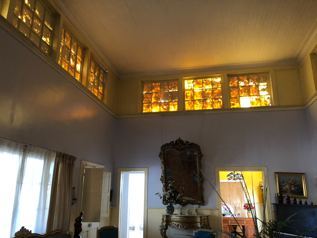 Salón histórico de Casa Vallereggia iluminado por sus ventanales superiores