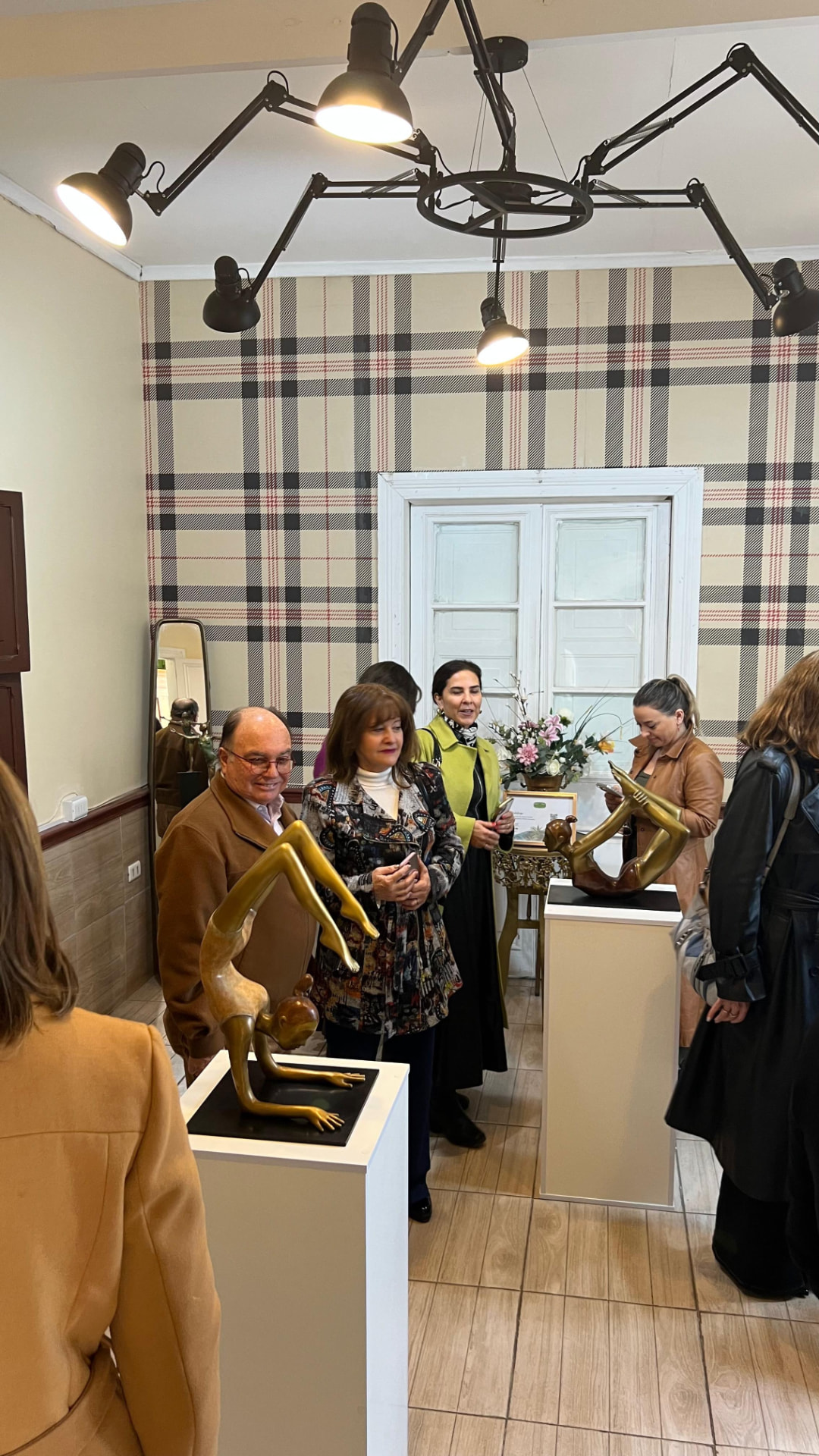 Celebración en el salón de Caffè La Nonna con invitados y decoración