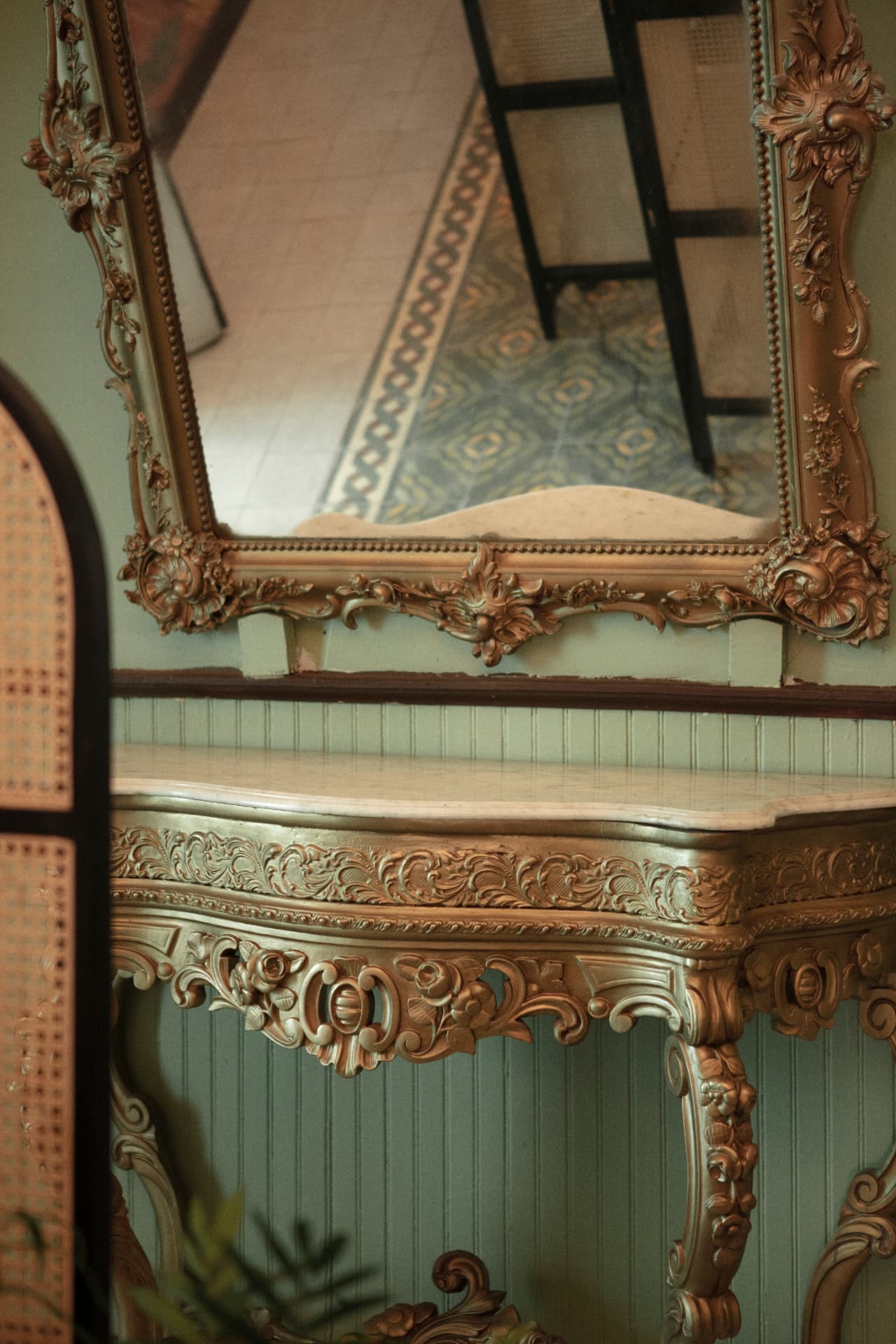 Detalle del espejo dorado y la consola de mármol de Casa Vallereggia