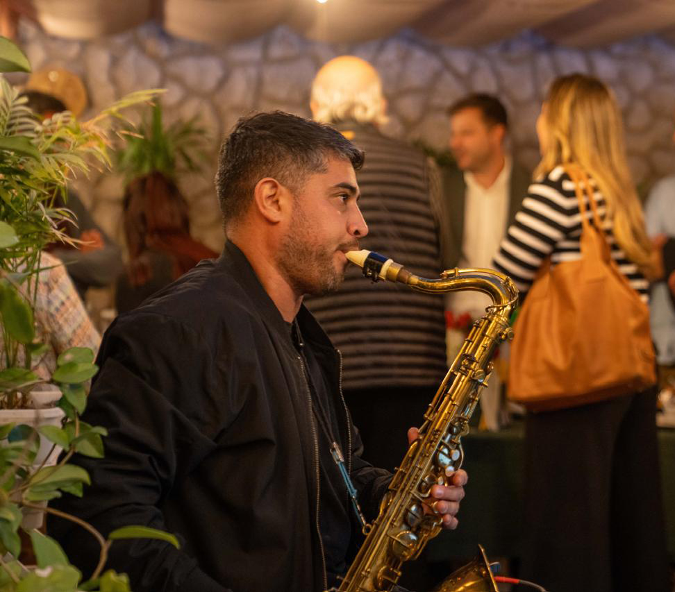 Músico tocando saxofón durante una celebración en Caffè La Nonna