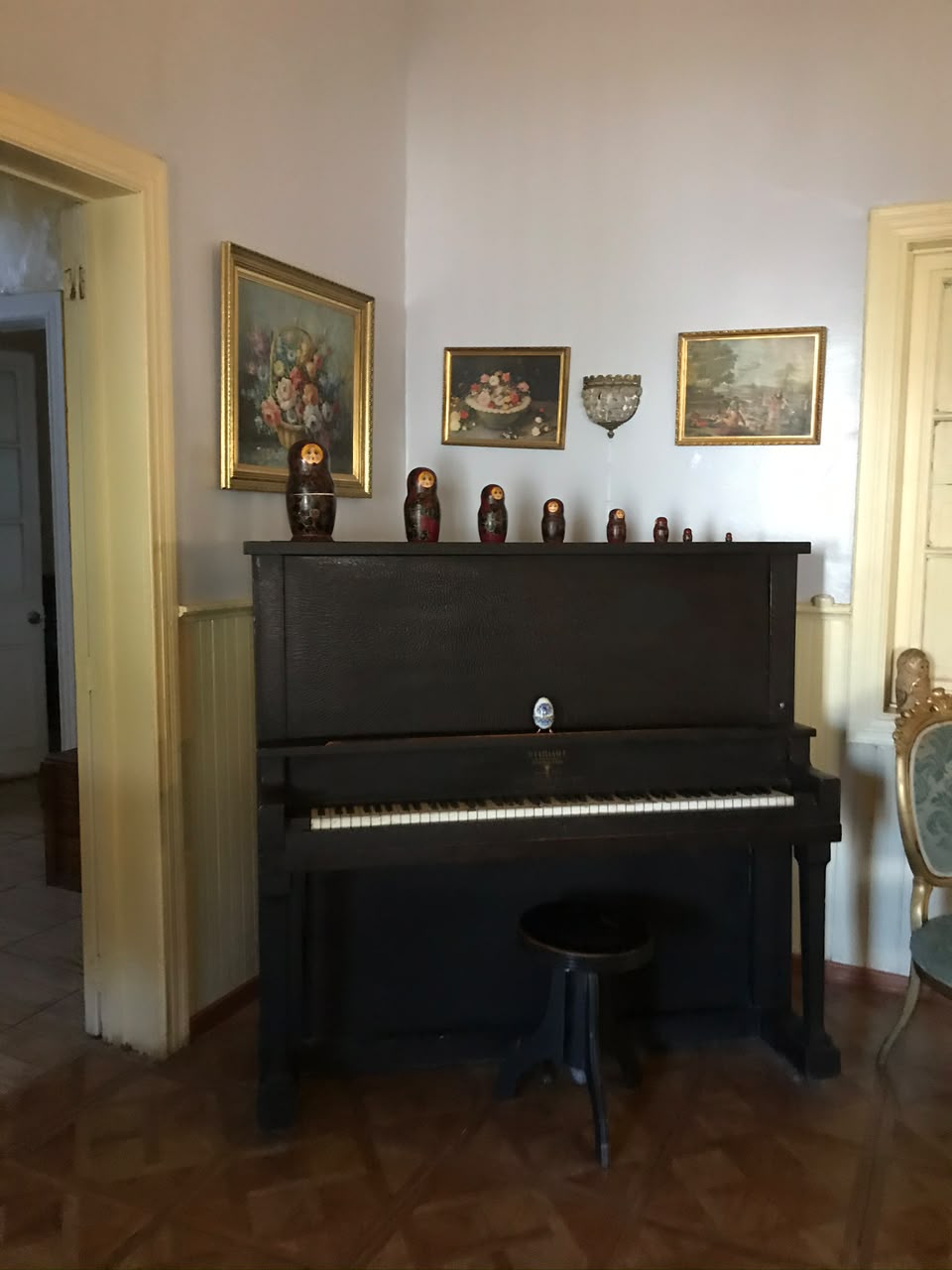 Piano familiar rodeado de pinturas y objetos conservados en Casa Vallereggia